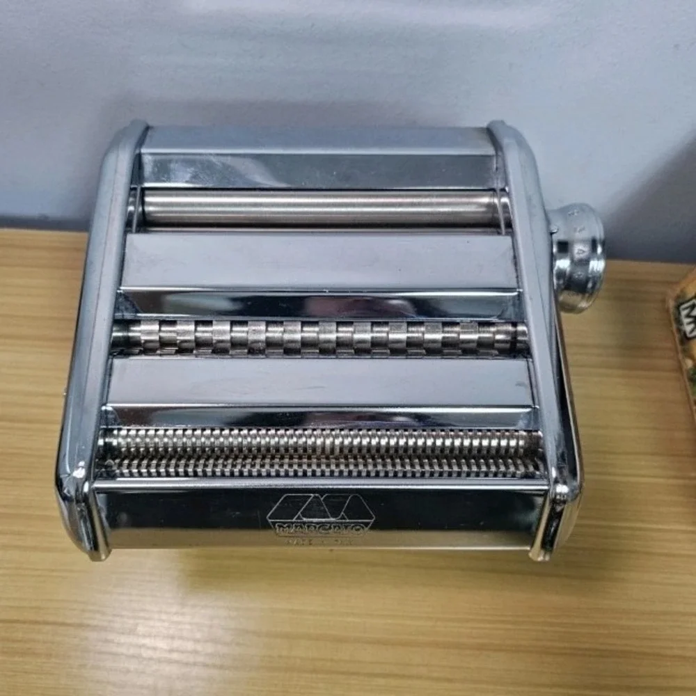Pasta in Casa Homemade Noodle Making Machine Model 15-4150 Italy Chrome Ampia